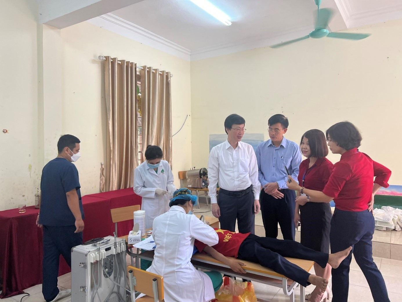PGS. TS. Nguyễn Quang Bình, Phó Giám đốc Bệnh viện và ThS.Trần Văn Phú, Trưởng phòng TCCB  đến thăm và giám sát hoạt động khám chữa răng tại trường